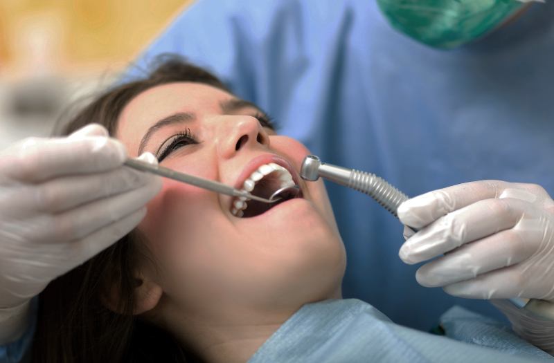 Mujer joven en el dentista